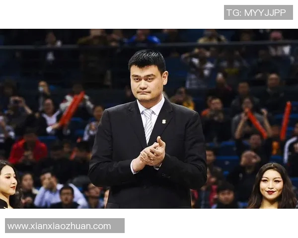 姚明戴发套引发热议网友纷纷调侃其造型变化与篮球生涯的对比